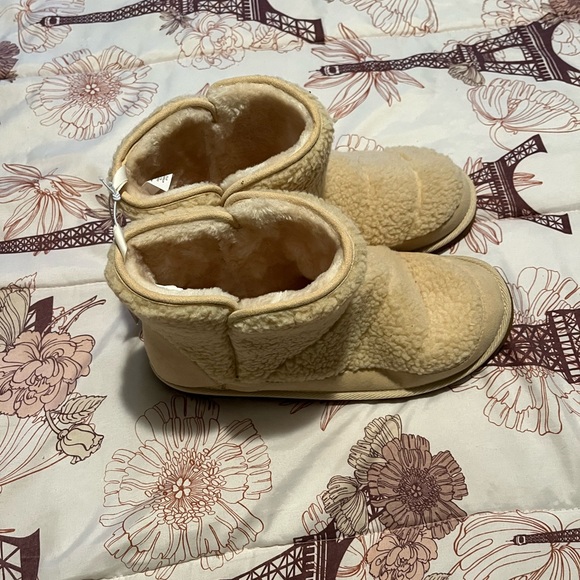 Old Navy Faux Fur Boots - Picture 3 of 3